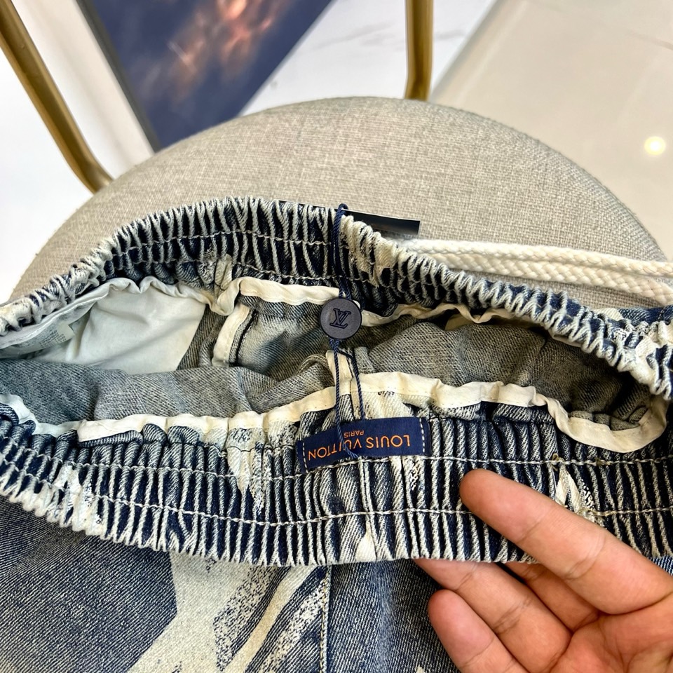 1v、2025春夏新品logo休闲牛仔短裤，又是一件让人眼前一亮的佳作！全景老花logo图案洗水印花修饰