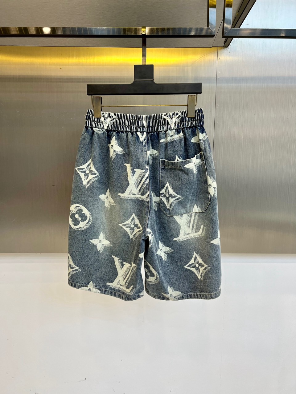 1v、2025春夏新品logo休闲牛仔短裤，又是一件让人眼前一亮的佳作！全景老花logo图案洗水印花修饰