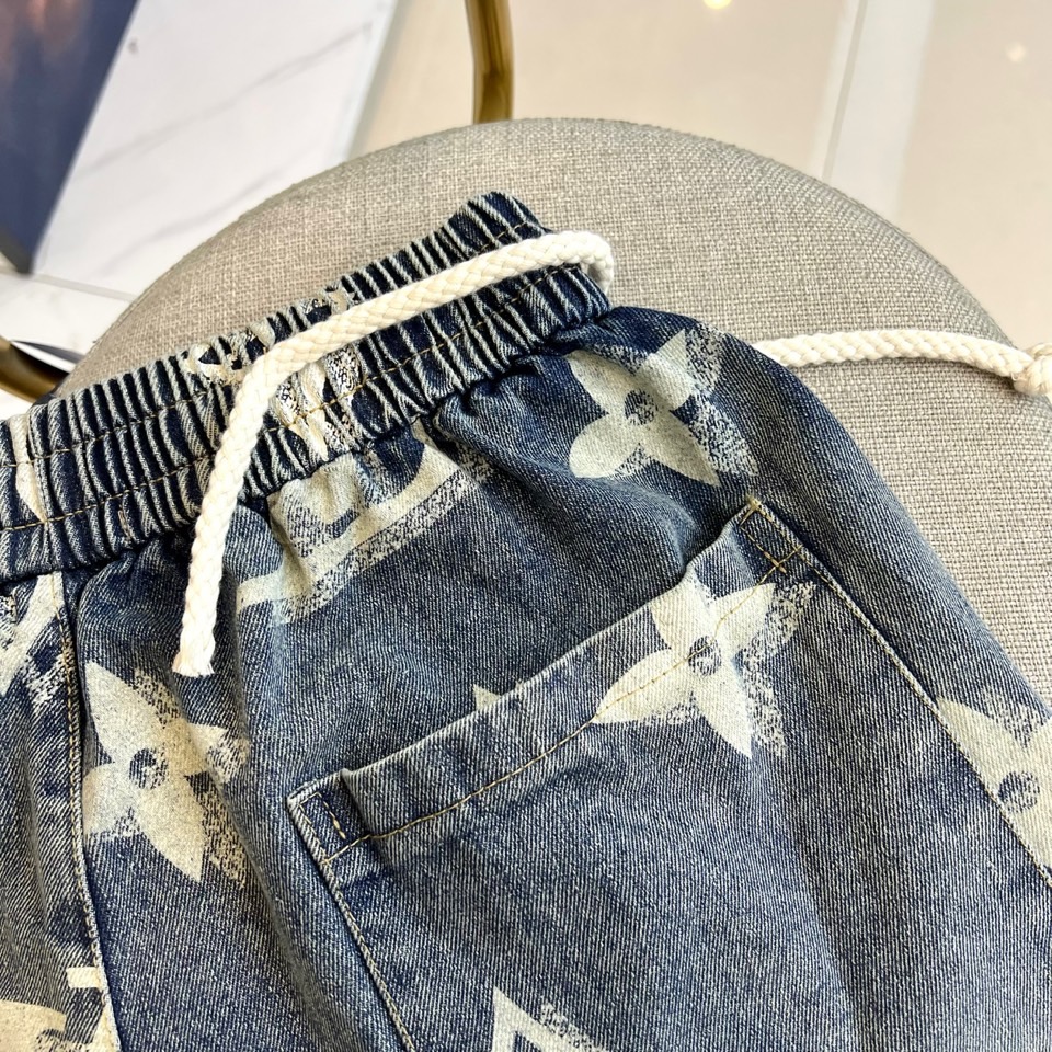 1v、2025春夏新品logo休闲牛仔短裤，又是一件让人眼前一亮的佳作！全景老花logo图案洗水印花修饰