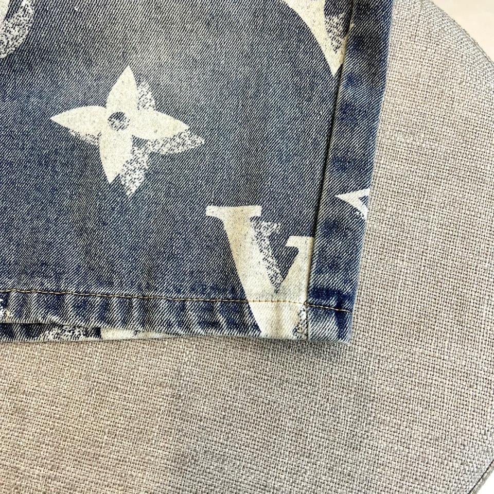 1v、2025春夏新品logo休闲牛仔短裤，又是一件让人眼前一亮的佳作！全景老花logo图案洗水印花修饰