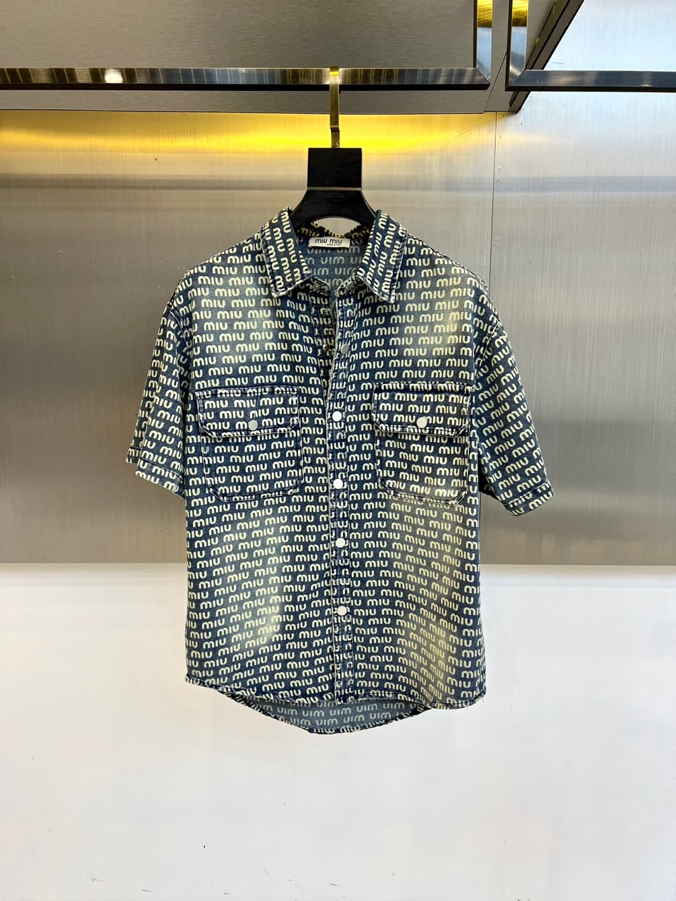 miumiu、2025、夏季牛仔短袖翻领外套、定制洗水牛仔面料、绝佳版型、内搭白色短袖T恤、非常的干练、