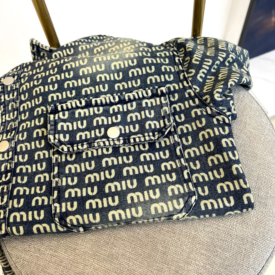 miumiu、2025、夏季牛仔短袖翻领外套、定制洗水牛仔面料、绝佳版型、内搭白色短袖T恤、非常的干练、