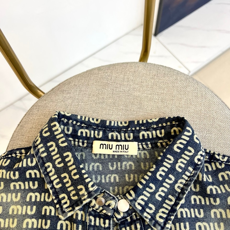 miumiu、2025、夏季牛仔短袖翻领外套、定制洗水牛仔面料、绝佳版型、内搭白色短袖T恤、非常的干练、