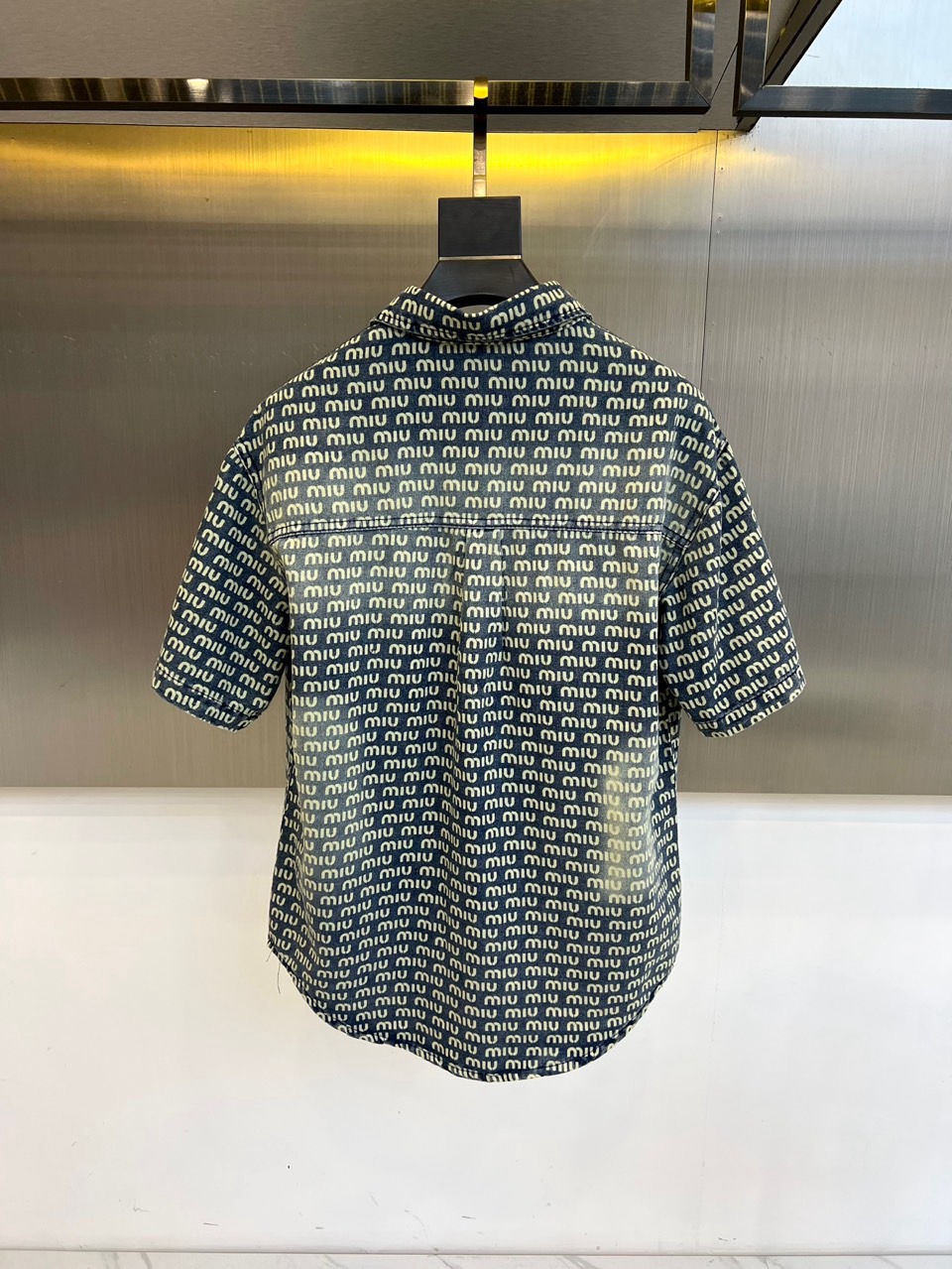 miumiu、2025、夏季牛仔短袖翻领外套、定制洗水牛仔面料、绝佳版型、内搭白色短袖T恤、非常的干练、