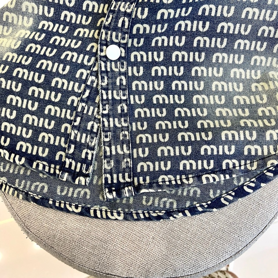 miumiu、2025、夏季牛仔短袖翻领外套、定制洗水牛仔面料、绝佳版型、内搭白色短袖T恤、非常的干练、