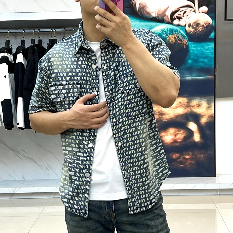 miumiu、2025、夏季牛仔短袖翻领外套、定制洗水牛仔面料、绝佳版型、内搭白色短袖T恤、非常的干练、