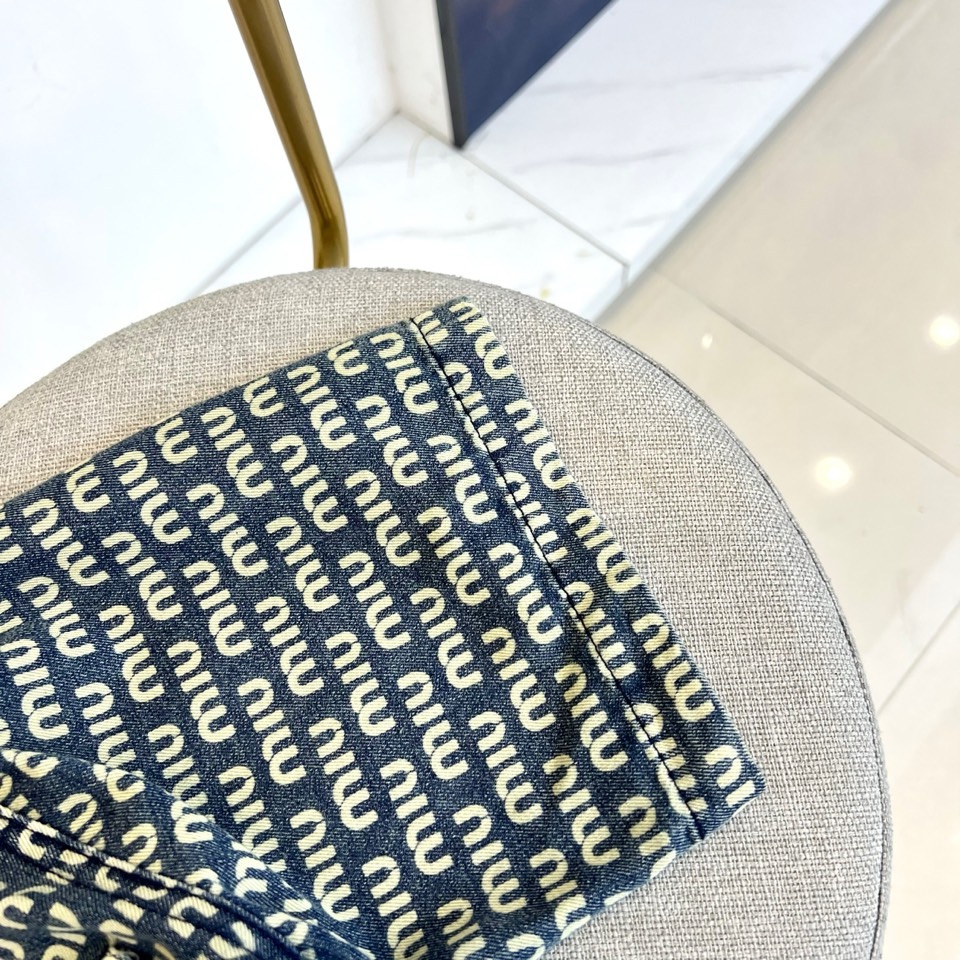 miumiu、2025、夏季牛仔短袖翻领外套、定制洗水牛仔面料、绝佳版型、内搭白色短袖T恤、非常的干练、