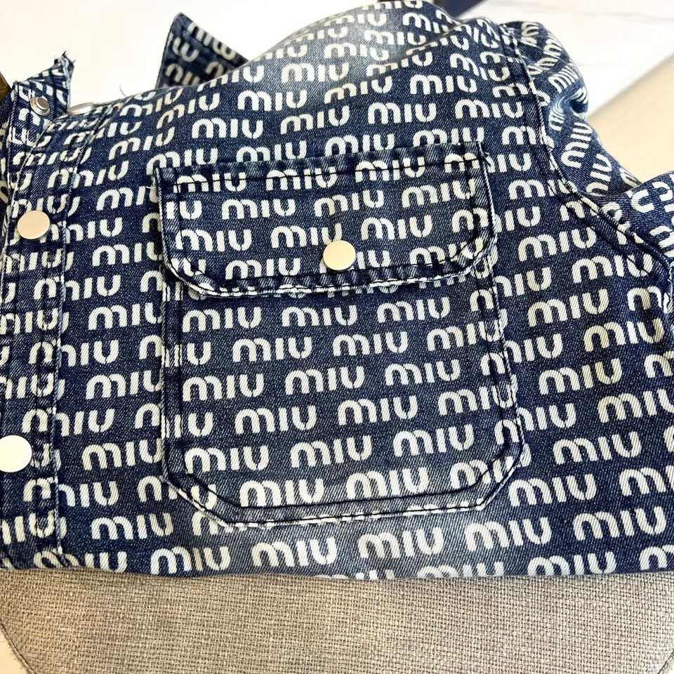 miumiu、2025、夏季牛仔短袖翻领外套、定制洗水牛仔面料、绝佳版型、内搭白色短袖T恤、非常的干练、