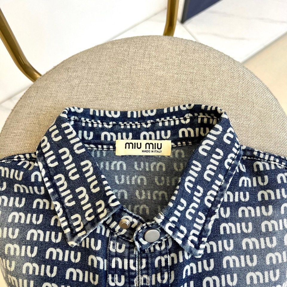 miumiu、2025、夏季牛仔短袖翻领外套、定制洗水牛仔面料、绝佳版型、内搭白色短袖T恤、非常的干练、