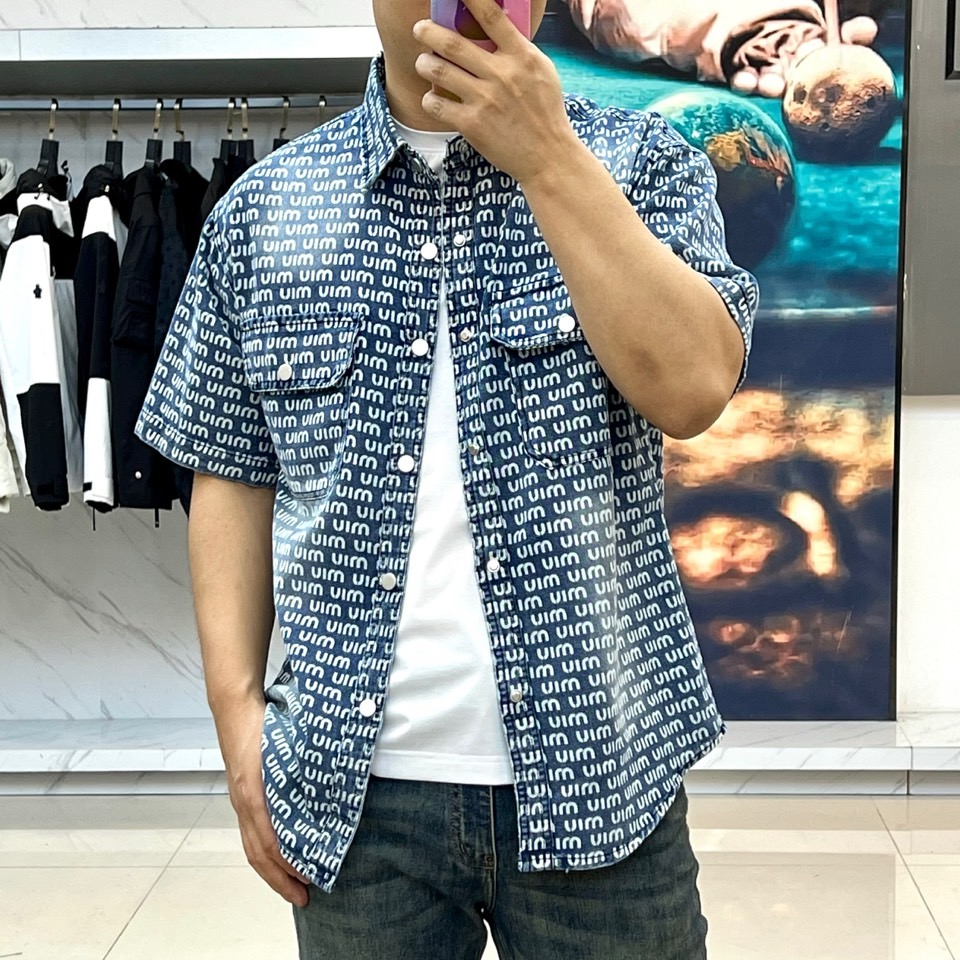 miumiu、2025、夏季牛仔短袖翻领外套、定制洗水牛仔面料、绝佳版型、内搭白色短袖T恤、非常的干练、