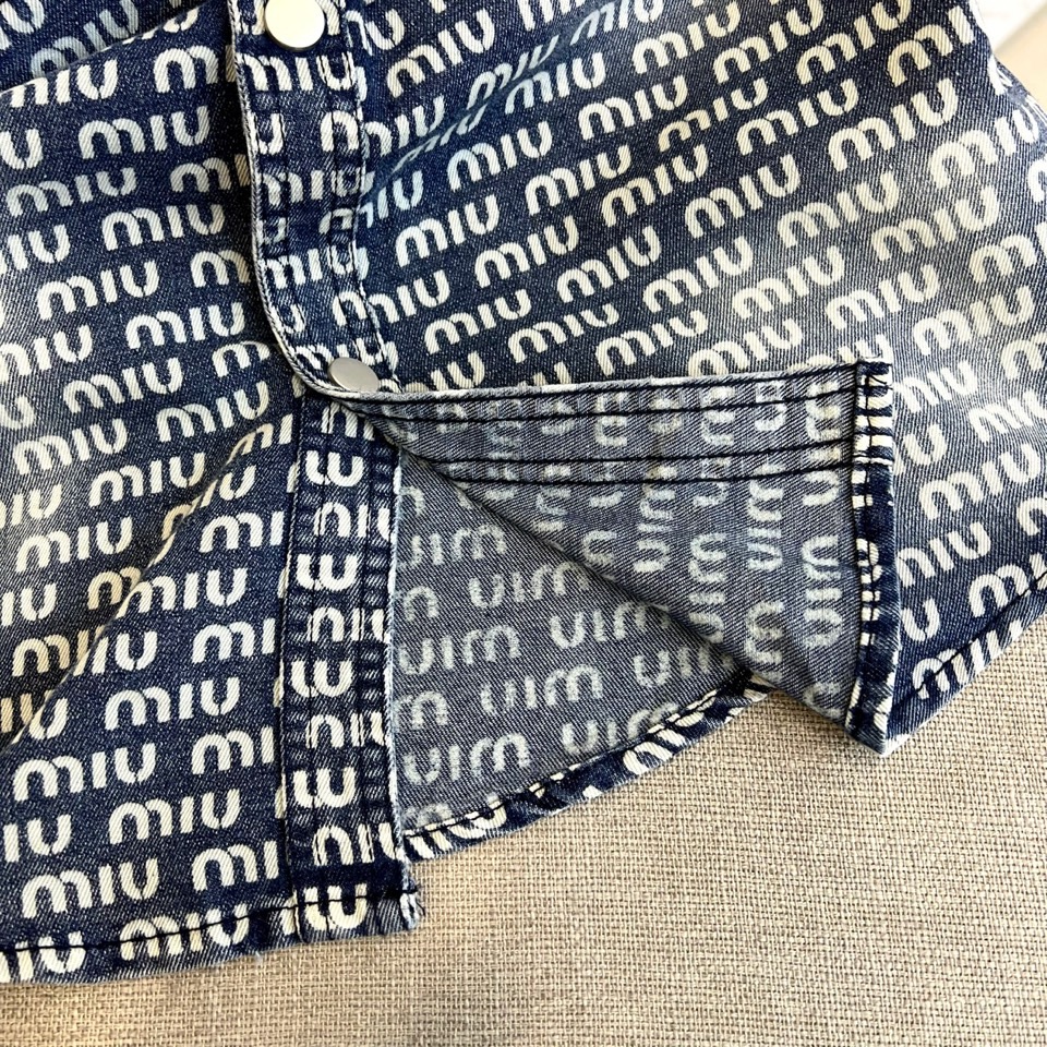 miumiu、2025、夏季牛仔短袖翻领外套、定制洗水牛仔面料、绝佳版型、内搭白色短袖T恤、非常的干练、