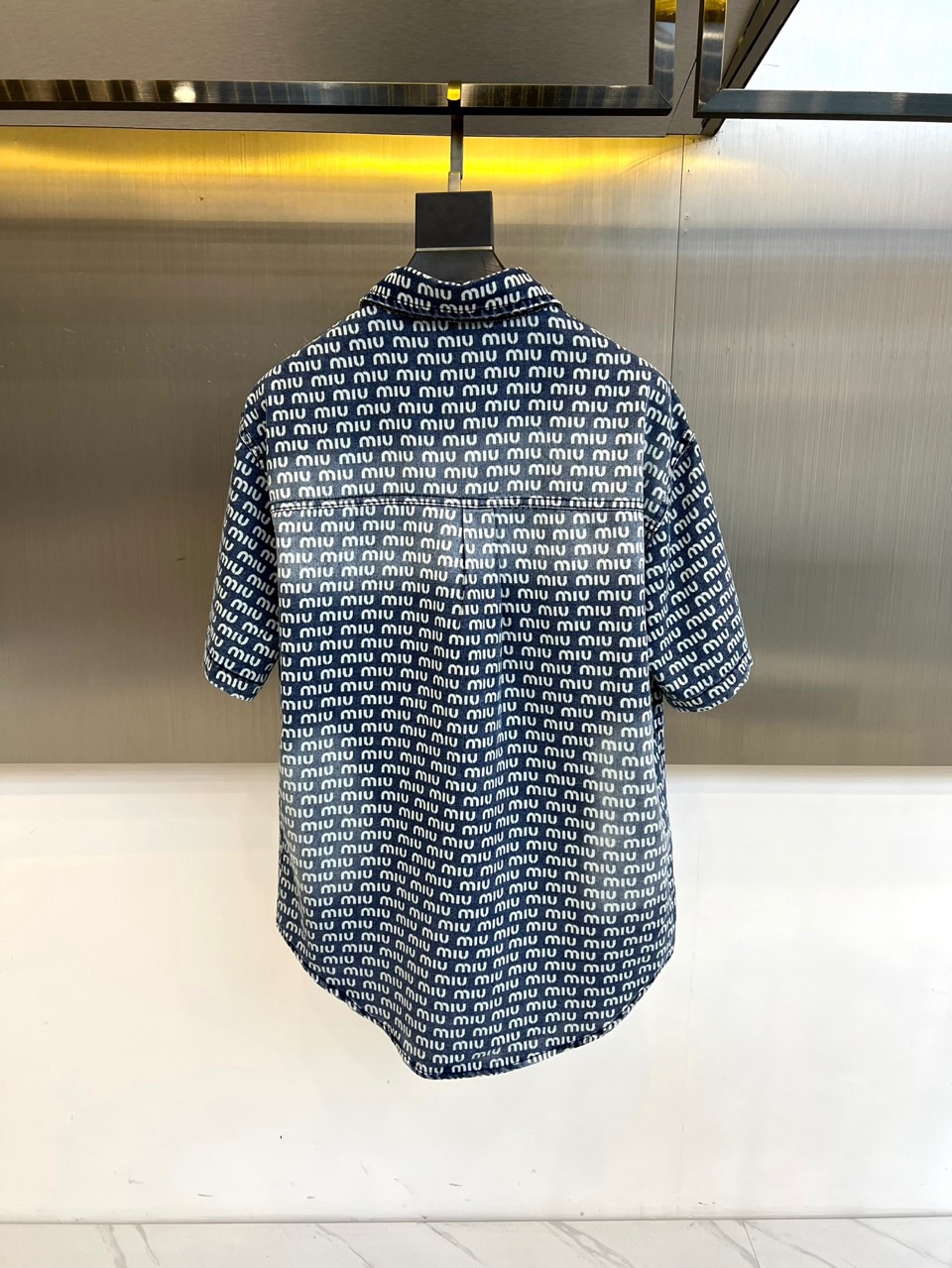 miumiu、2025、夏季牛仔短袖翻领外套、定制洗水牛仔面料、绝佳版型、内搭白色短袖T恤、非常的干练、