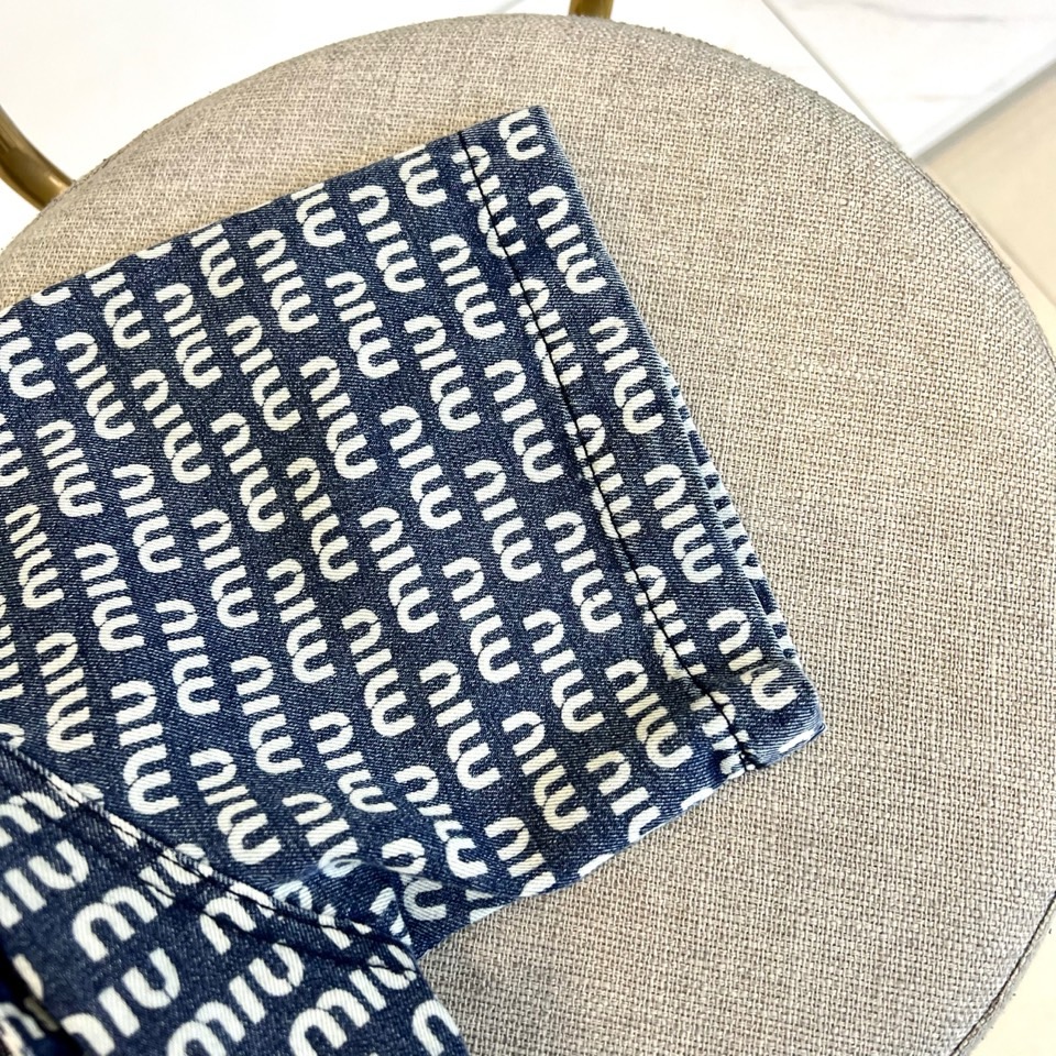 miumiu、2025、夏季牛仔短袖翻领外套、定制洗水牛仔面料、绝佳版型、内搭白色短袖T恤、非常的干练、