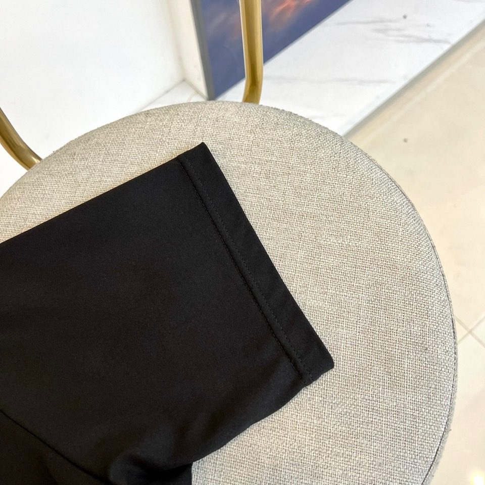 巴黎世家、2025新款男短袖T恤，选用客供进口32支/紧密100%棉双纱255g重精硫棉材质，面料织纹平