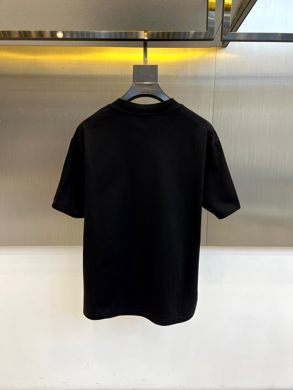 巴黎世家、2025新款男短袖T恤，选用客供进口32支/紧密100%棉双纱255g重精硫棉材质，面料织纹平