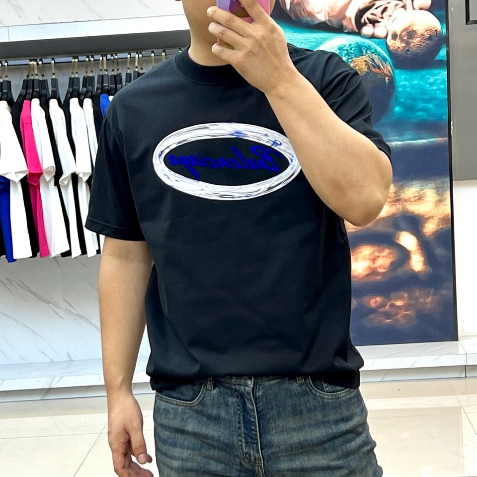 巴黎世家、2025新款男短袖T恤，选用客供进口32支/紧密100%棉双纱255g重精硫棉材质，面料织纹平