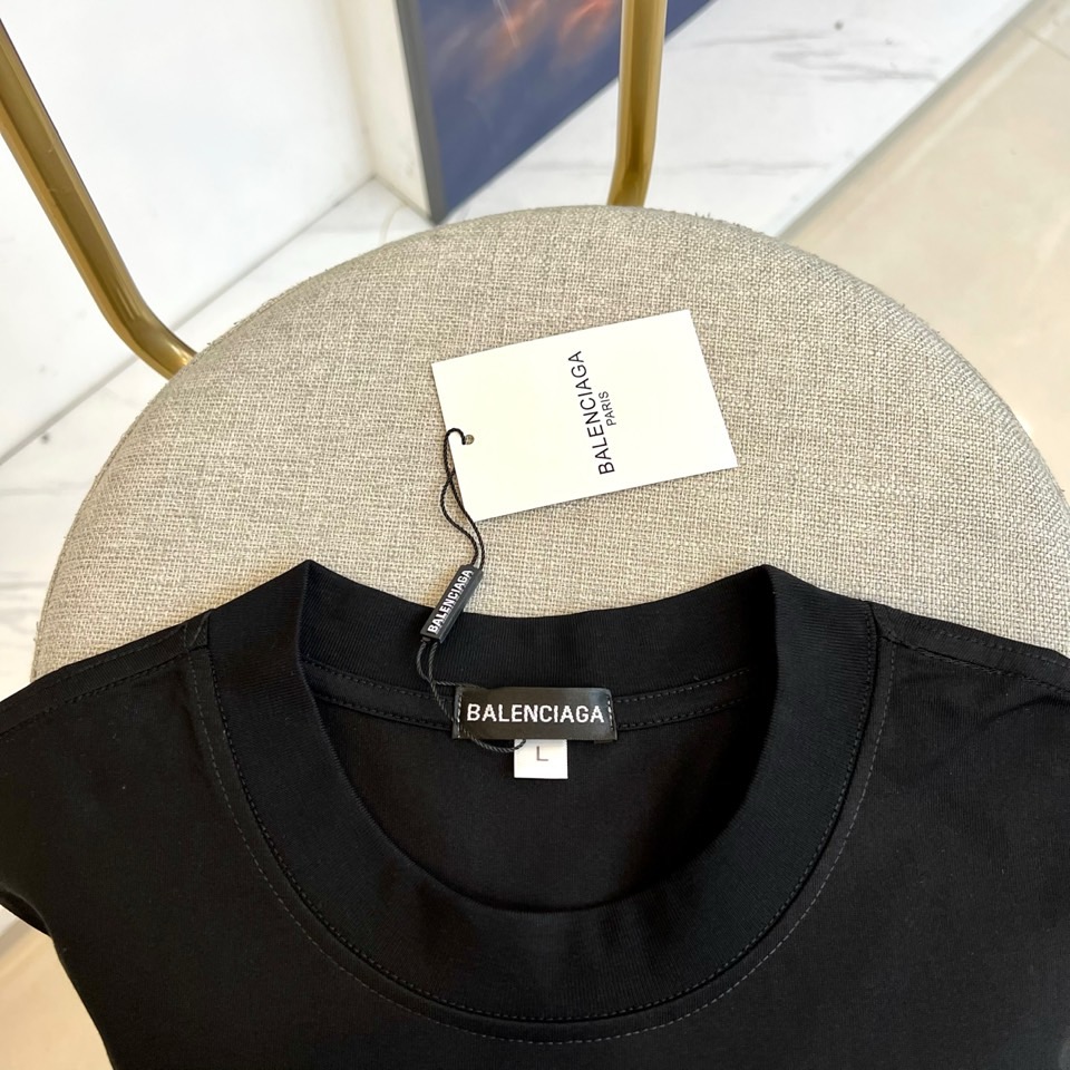 巴黎世家、2025新款男短袖T恤，选用客供进口32支/紧密100%棉双纱255g重精硫棉材质，面料织纹平