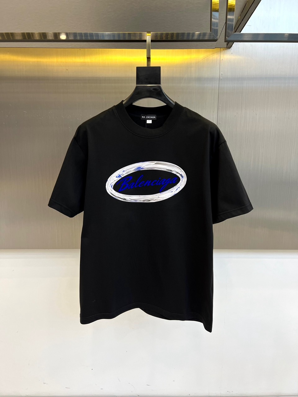 巴黎世家、2025新款男短袖T恤，选用客供进口32支/紧密100%棉双纱255g重精硫棉材质，面料织纹平