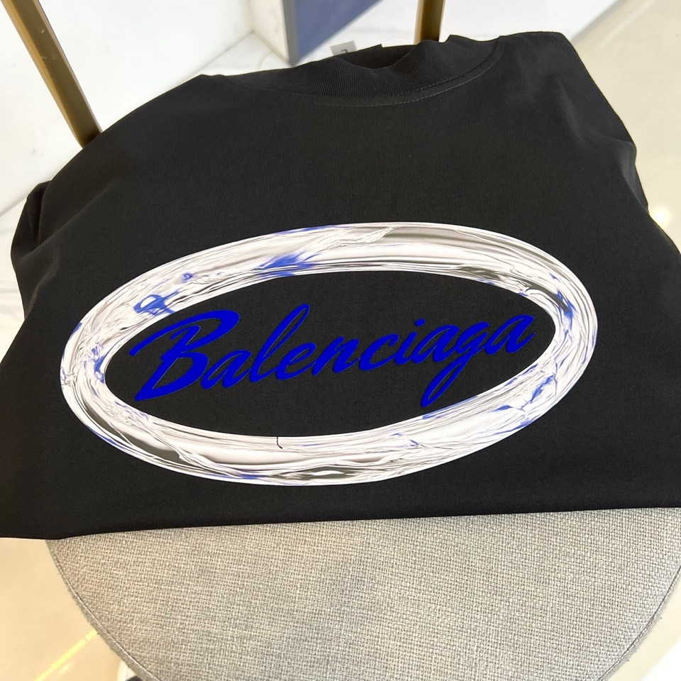 巴黎世家、2025新款男短袖T恤，选用客供进口32支/紧密100%棉双纱255g重精硫棉材质，面料织纹平