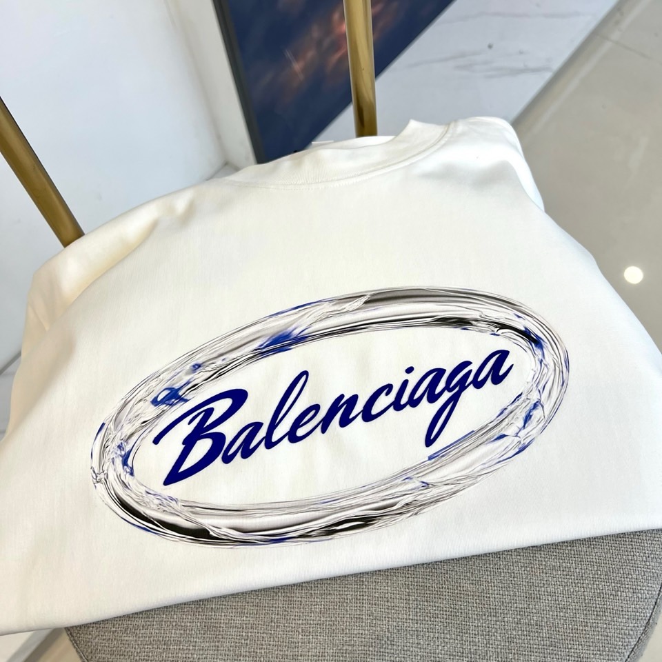 巴黎世家、2025新款男短袖T恤，选用客供进口32支/紧密100%棉双纱255g重精硫棉材质，面料织纹平