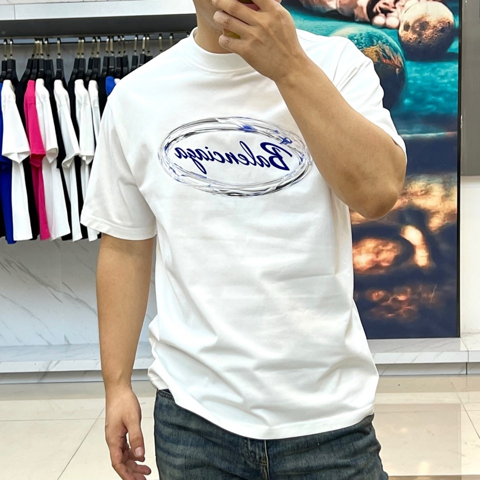 巴黎世家、2025新款男短袖T恤，选用客供进口32支/紧密100%棉双纱255g重精硫棉材质，面料织纹平