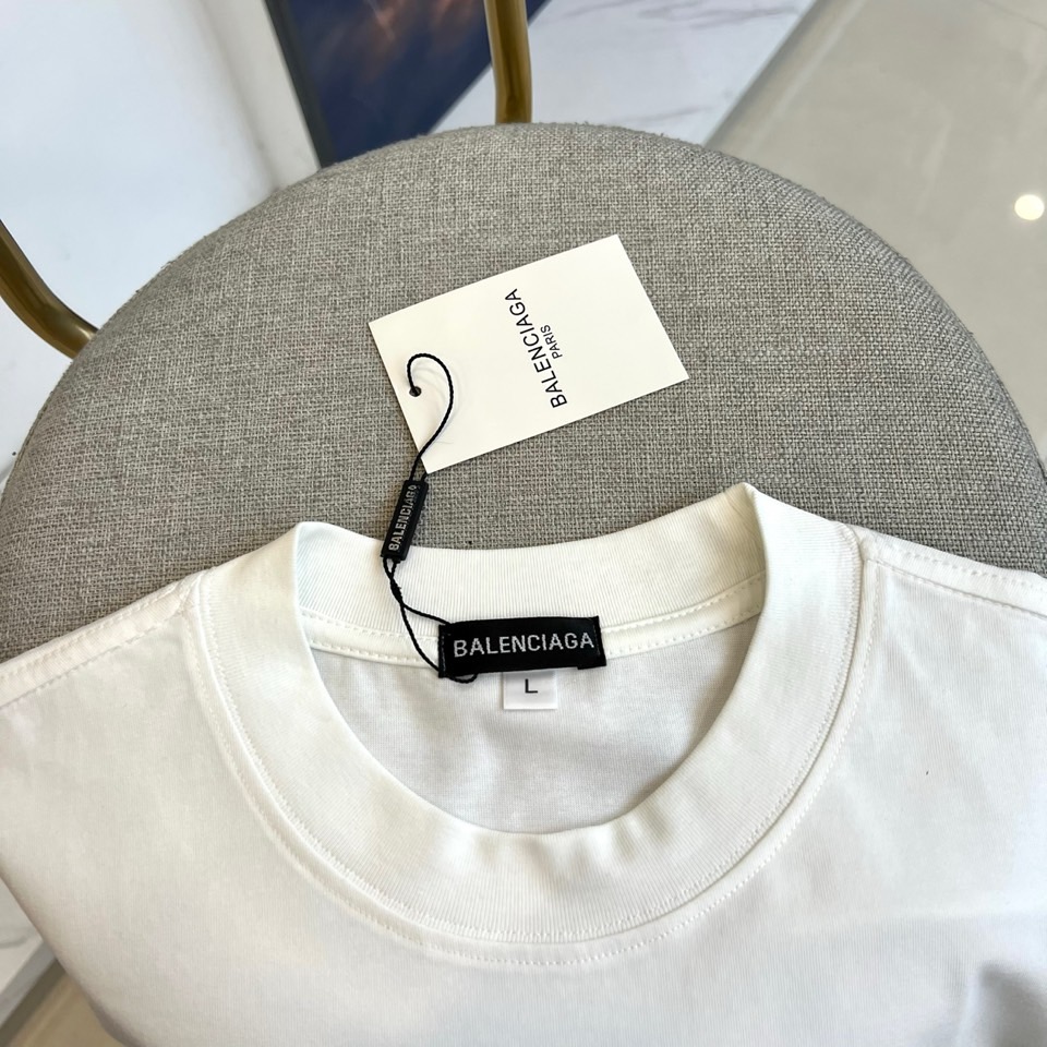 巴黎世家、2025新款男短袖T恤，选用客供进口32支/紧密100%棉双纱255g重精硫棉材质，面料织纹平