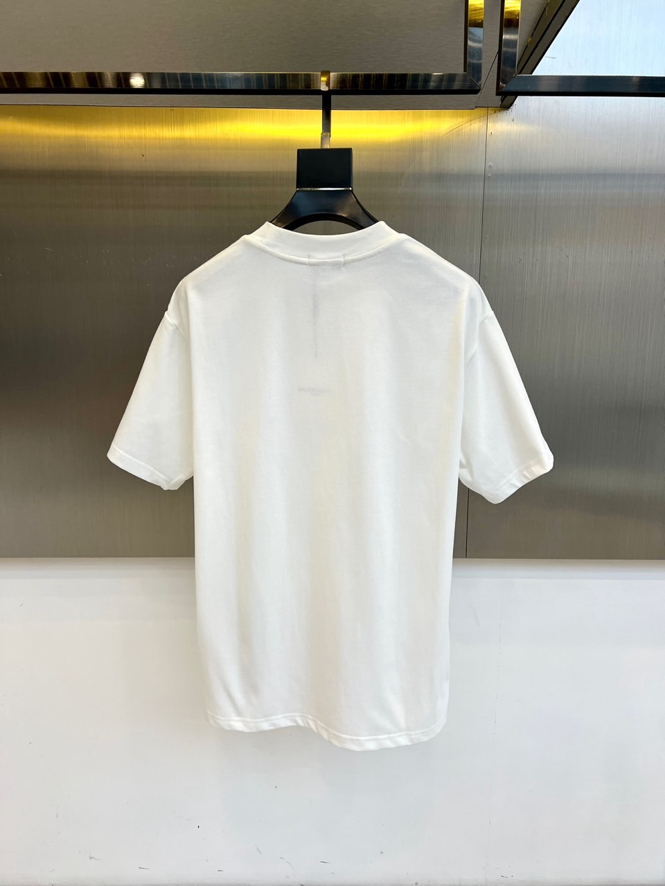 巴黎世家、2025新款男短袖T恤，选用客供进口32支/紧密100%棉双纱255g重精硫棉材质，面料织纹平