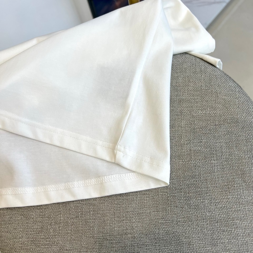 巴黎世家、2025新款男短袖T恤，选用客供进口32支/紧密100%棉双纱255g重精硫棉材质，面料织纹平