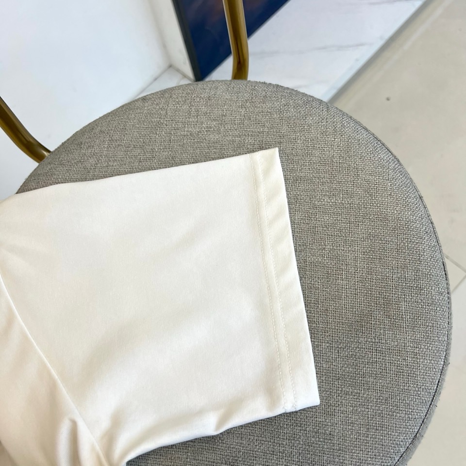 巴黎世家、2025新款男短袖T恤，选用客供进口32支/紧密100%棉双纱255g重精硫棉材质，面料织纹平