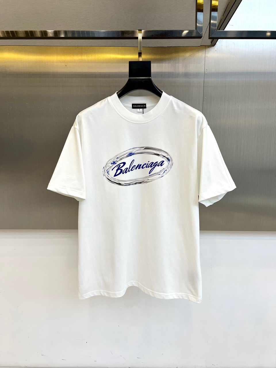 NO:517787,Balenciaga, 2025 new men's short-sleeved T-shirt, is made of 32 pieces of imported/close cotton double yarn 255g heavy fine sulfur cotton. The fabric is smooth and delicate and has a texture. It is very comfortable and breathable and hygroscopic. It is comfortable and has no sense of stuffiness, allowing you to experience the ultimate and enjoyable wearing experience!  The details are extremely perfect, impeccable, the upper body effect is excellent, very eye-catching, and the return rate is unquestionable. The excellent item in the closet that improves vision is very handsome whether it is worn inside or alone!  48-58 (model 173-140 catties upper body 50), ,balenciaga,T-shirt,tees,t-shirt,alexander wang19860909巴黎世家、2025新款男短袖T恤,选用客供进口32支/紧密棉双纱255g重精硫棉材质,面料织纹平顺细腻且富有质感,着身的舒爽和透气吸湿性都非常的优越,贴肤舒适无闷热感,让你体验到极致享受的穿着体验！细节极致完美,无可挑剔,上身效果非常出色,非常招眼吸睛,回头率毋庸置疑,衣橱里改良视觉的绝佳单品,无论内搭还是单穿都爆帅十足！48-58（模特173-140斤上身50）,,balenciaga,T-shirt,tees，t-shirt,alexander wang,Men's clothing