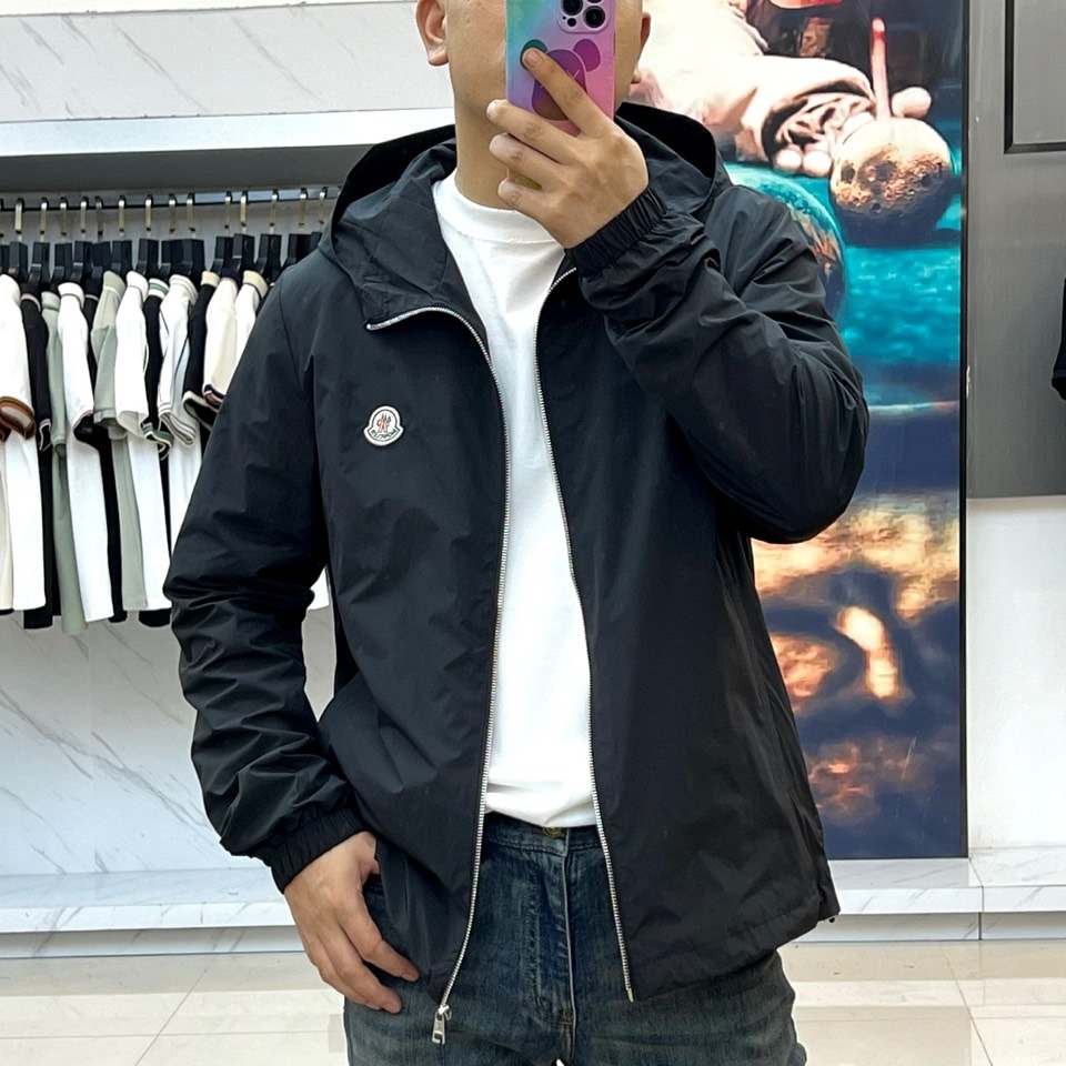 蒙口、2025早秋新品连帽款夹克外套。男士Re-Nylon 再生尼龙夹克外套，选用科技创新织物邂逅定制廓