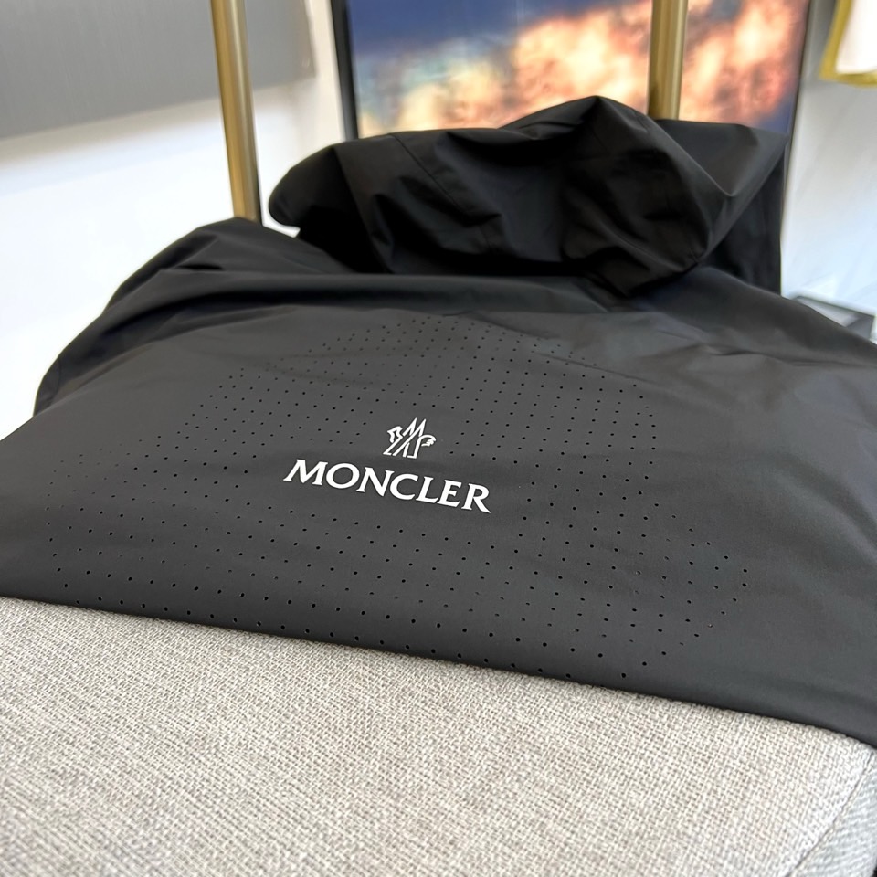 蒙口、2025早秋新品连帽款夹克外套。男士Re-Nylon 再生尼龙夹克外套，选用科技创新织物邂逅定制廓