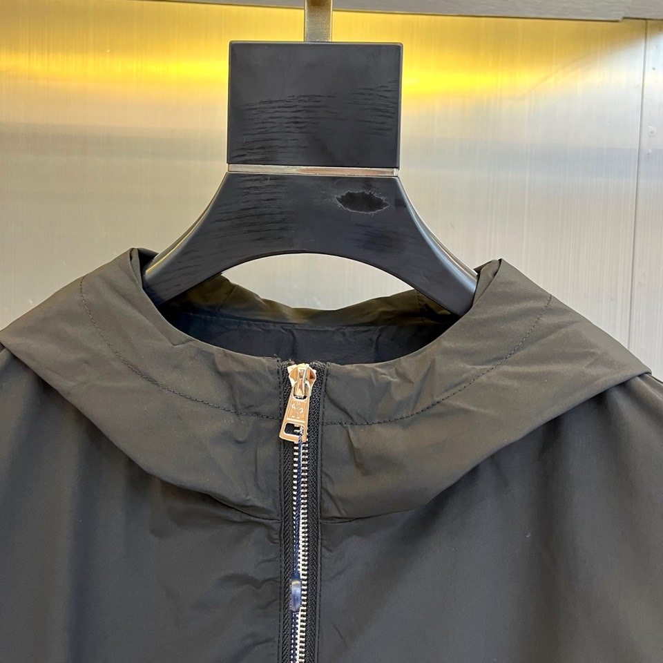 蒙口、2025早秋新品连帽款夹克外套。男士Re-Nylon 再生尼龙夹克外套，选用科技创新织物邂逅定制廓