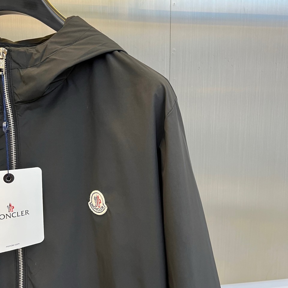 蒙口、2025早秋新品连帽款夹克外套。男士Re-Nylon 再生尼龙夹克外套，选用科技创新织物邂逅定制廓