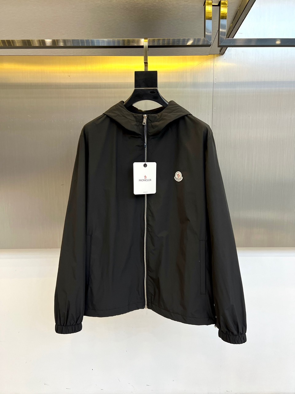 蒙口、2025早秋新品连帽款夹克外套。男士Re-Nylon 再生尼龙夹克外套，选用科技创新织物邂逅定制廓