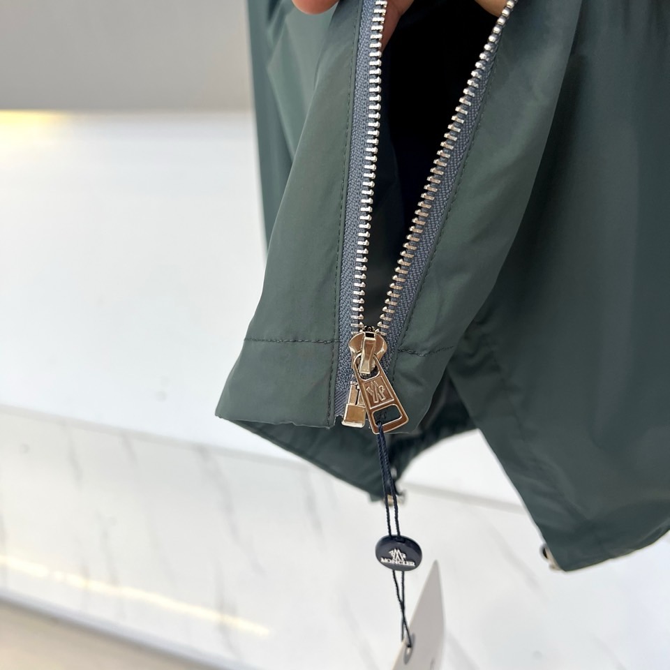 蒙口、2025早秋新品连帽款夹克外套。男士Re-Nylon 再生尼龙夹克外套，选用科技创新织物邂逅定制廓