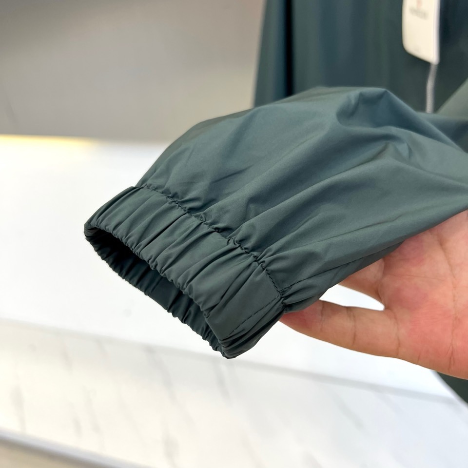 蒙口、2025早秋新品连帽款夹克外套。男士Re-Nylon 再生尼龙夹克外套，选用科技创新织物邂逅定制廓