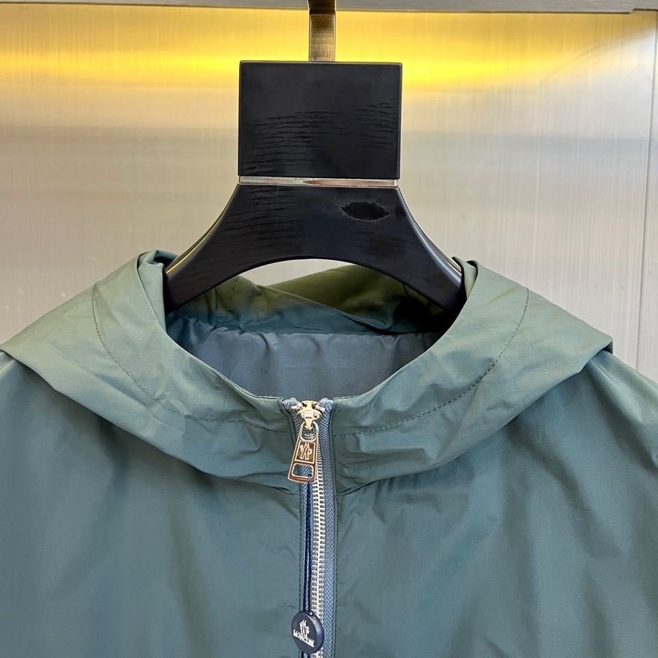 蒙口、2025早秋新品连帽款夹克外套。男士Re-Nylon 再生尼龙夹克外套，选用科技创新织物邂逅定制廓