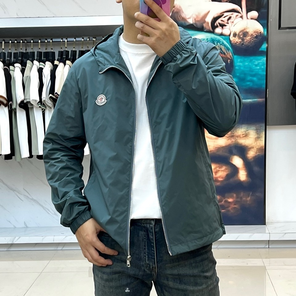 蒙口、2025早秋新品连帽款夹克外套。男士Re-Nylon 再生尼龙夹克外套，选用科技创新织物邂逅定制廓