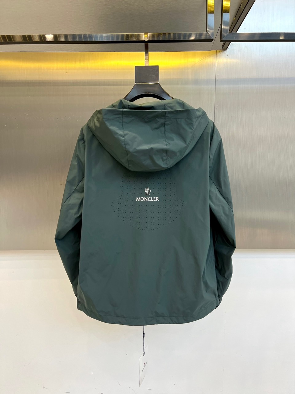 蒙口、2025早秋新品连帽款夹克外套。男士Re-Nylon 再生尼龙夹克外套，选用科技创新织物邂逅定制廓