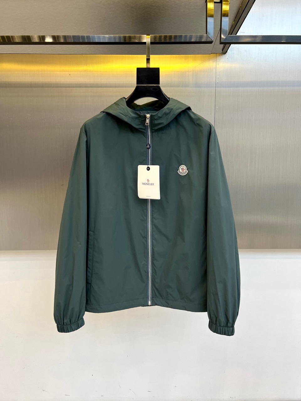 NO:517789,The hooded jacket for men, 2025 early autumn 2025 new hooded jacket jacket. Men's Re-Nylon recycled nylon jacket is made of technologically innovative fabrics to meet customized silhouettes and craftsmanship, creating a clothing series that advocates contradictory and opposition. This jacket is made of functional exquisite details, and is made of Re-Nylon recycled nylon yarn. This yarn is made by purifying marine plastics, fishing nets and textile fiber recycling. Customer supplies classic enamel metal triangle badges, sealing and windproof, customer supplies nylon material, lightweight breathable windproof and waterproof, tibial styling, lightweight jacket, presenting a casual style. M-4XL (model 173, 143 catties upper body L size), Moncler, jackets & coats, jackets & coats, hats, alexander wang19860909蒙口、2025早秋新品连帽款夹克外套.男士Re-Nylon 再生尼龙夹克外套,选用科技创新织物邂逅定制廓形与工艺,造就崇尚矛盾对立的服饰系列,.这款夹克饰以功能性的精致细节,选用Re-Nylon再生尼龙纱线打造.此纱线通过提纯海洋塑料、渔网和纺织纤维回收物而制成.客供经典珐琅金属三角标徽章标牌,收口防风一体,客供尼龙材质,轻便透气防风防水,版型胫骨有型,轻便的外套,呈现休闲版型.M-4XL（模特173,143斤上身L码）,,Moncler,jackets & coats,jackets & coats,hats,alexander wang,Men's clothing