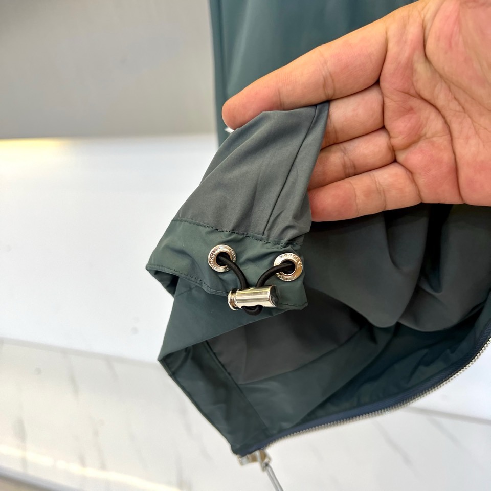 蒙口、2025早秋新品连帽款夹克外套。男士Re-Nylon 再生尼龙夹克外套，选用科技创新织物邂逅定制廓