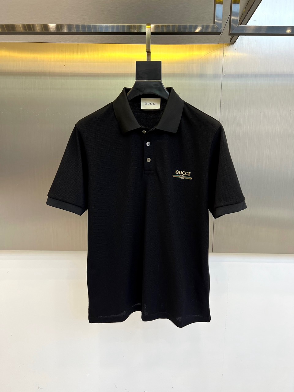 NO:517791,Gucci, 2025s classic iconic logo embellishment elements, classic fashion lapel, Polo shirt short sleeves, trading company channel orders, simple and elegant, fashionable and versatile, and the quality is even more unstriking!  Use imported custom-woven pure cotton bead mesh fabric, which is soft, straight, stylish, breathable and comfortable. The upper body has a good drooping feeling and is not easy to deform! It is even less likely to fade! A clean and refreshing basic POLO shirt style, a small and crisp pointed collar, stylish and fashionable, perfectly combining casual and business!  Fashionable and versatile!  48-56 (model 173, 143 catties upper body 50 sizes), gucci, T-shirt, alexander wang19860909Gucci、2025s经典标志性Logo点缀元素 经典时尚翻领 Polo衫短袖 ,贸易公司渠道订单,简约大气,时尚百搭,品相更是无法挑剔！选用客供进口定织纯棉珠地网眼面料,柔软挺阔有型、透气舒适.上身垂感好,不易变形!更不易褪色!干净清爽的基础 POLO衫版型,小巧而挺括的尖领有型又时尚,休闲与商务完美结合！时尚百搭！48-56（模特173,143斤上身50码）,,gucci,T-shirt,alexander wang,Men's clothing