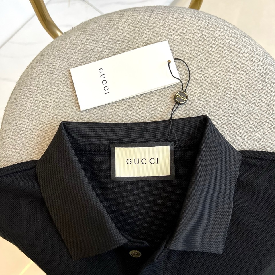 Gucci、2025s经典标志性Logo点缀元素 经典时尚翻领 Polo衫短袖 ，贸易公司渠道订单，简约