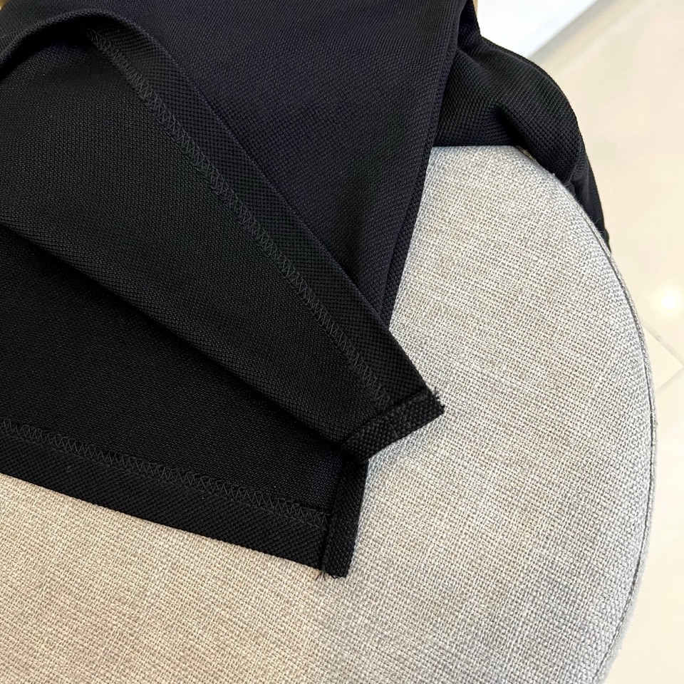 Gucci、2025s经典标志性Logo点缀元素 经典时尚翻领 Polo衫短袖 ，贸易公司渠道订单，简约