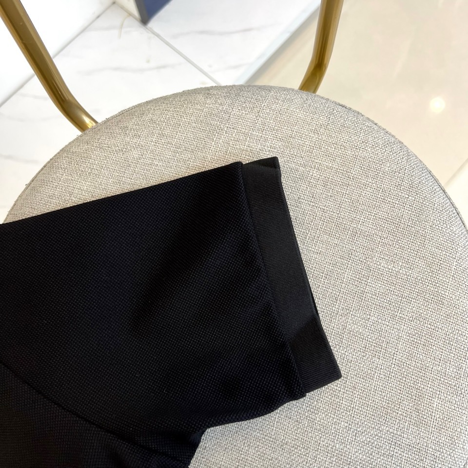 Gucci、2025s经典标志性Logo点缀元素 经典时尚翻领 Polo衫短袖 ，贸易公司渠道订单，简约