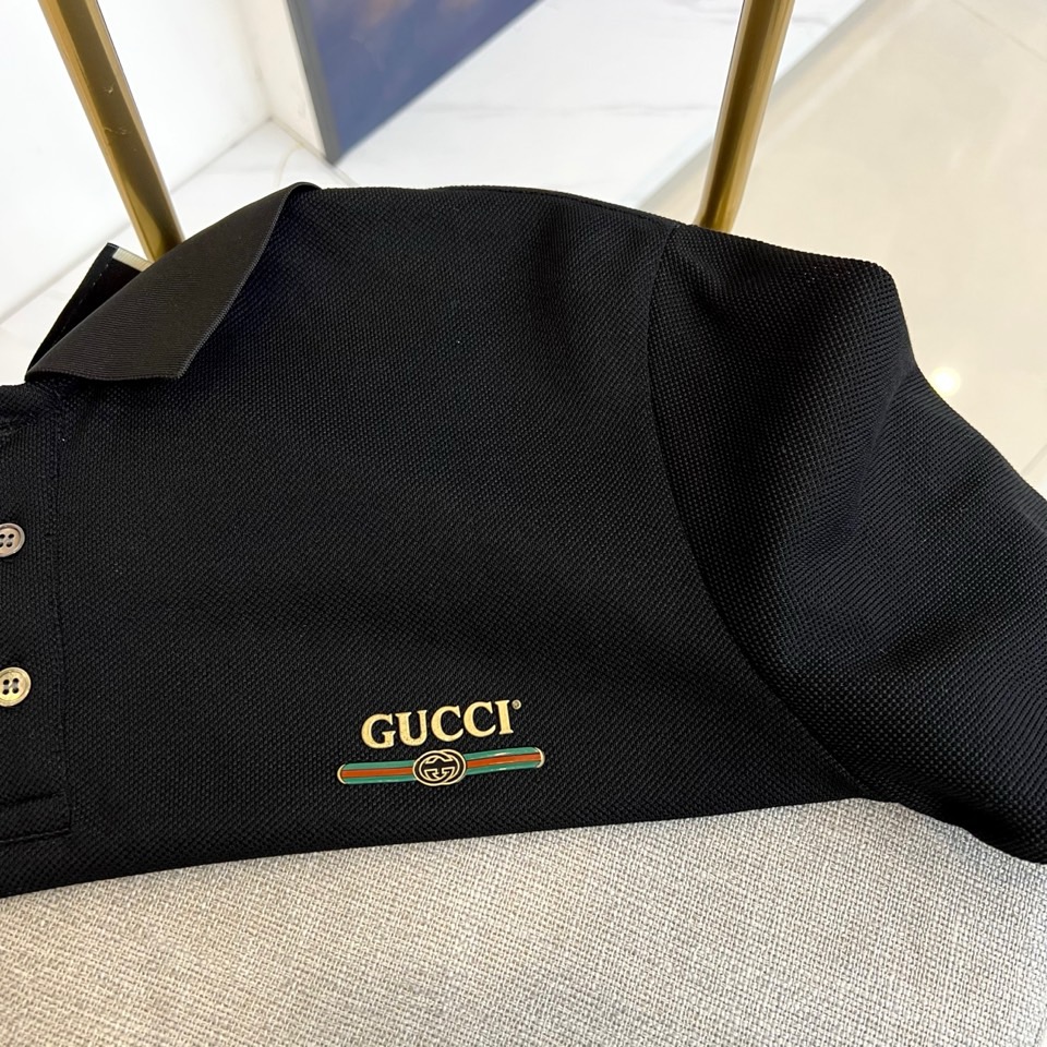 Gucci、2025s经典标志性Logo点缀元素 经典时尚翻领 Polo衫短袖 ，贸易公司渠道订单，简约