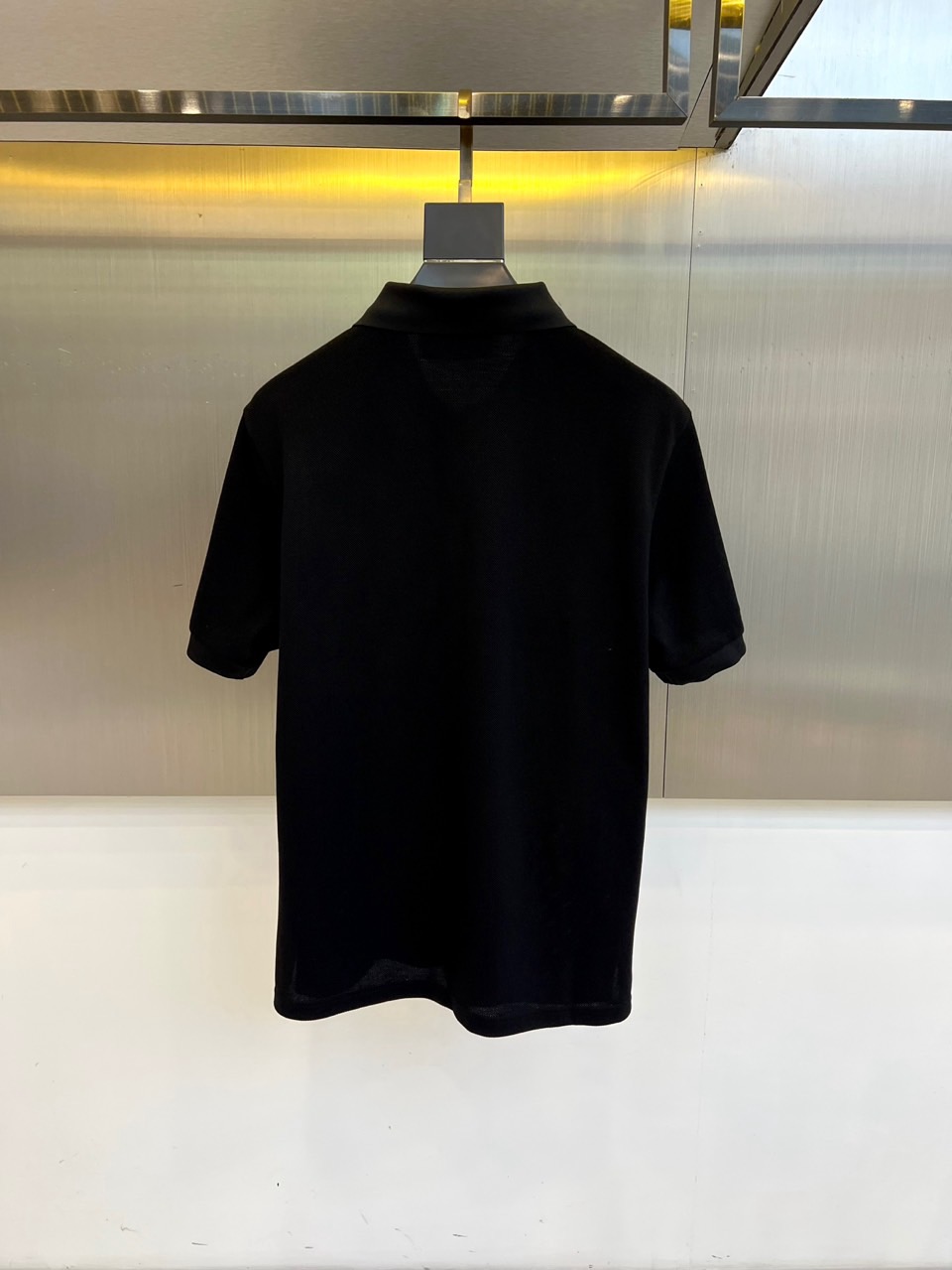 Gucci、2025s经典标志性Logo点缀元素 经典时尚翻领 Polo衫短袖 ，贸易公司渠道订单，简约