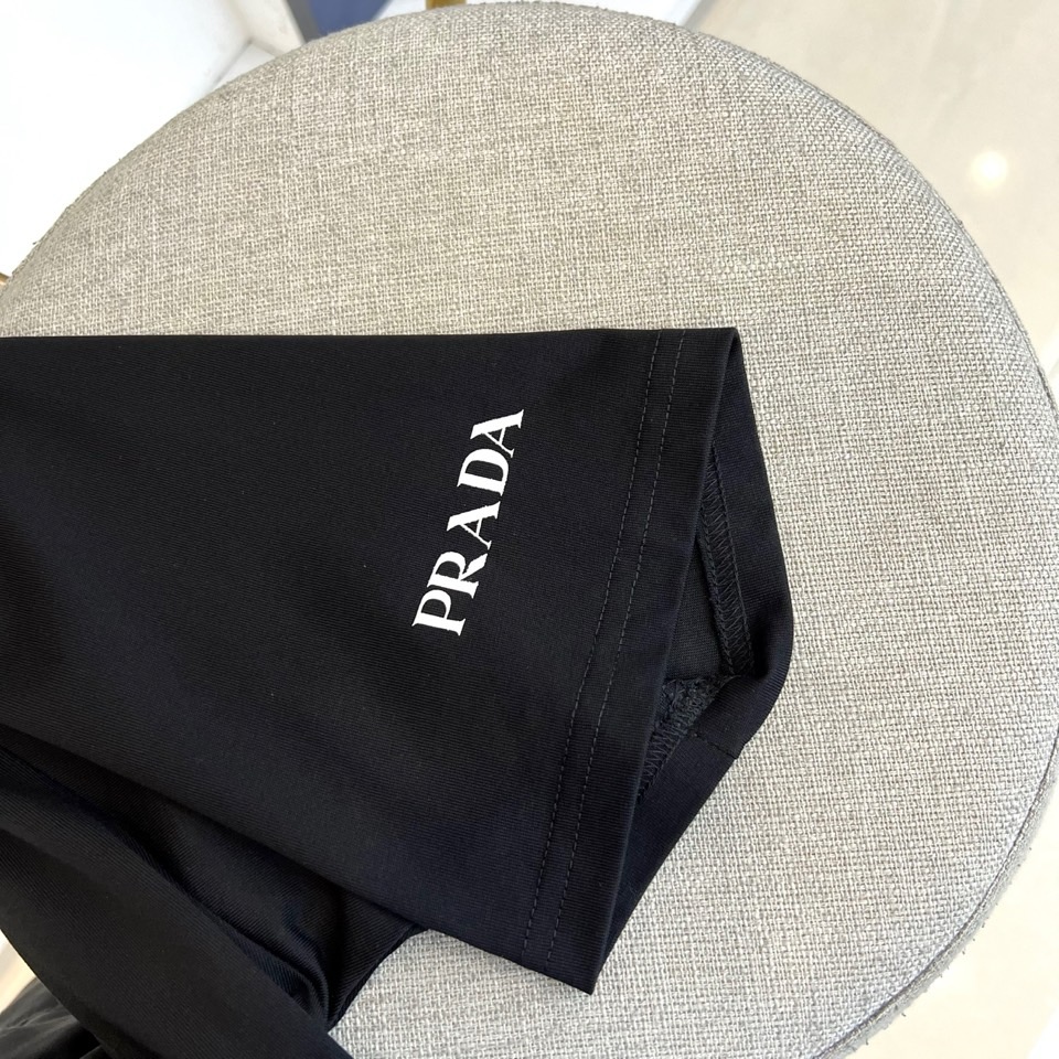 普拉达、2025新款男短袖T恤，选用客供进口定制面料，面料织纹平顺细腻且富有质感，着身的舒爽和透气吸湿性