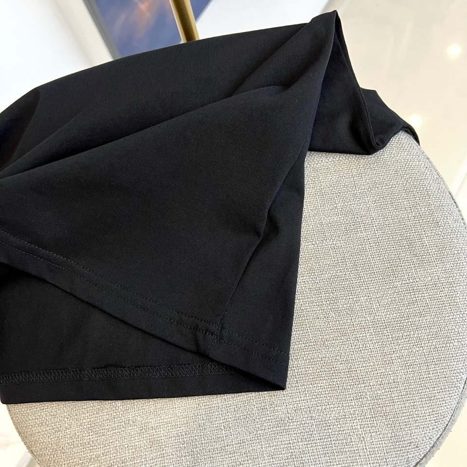 普拉达、2025新款男短袖T恤，选用客供进口定制面料，面料织纹平顺细腻且富有质感，着身的舒爽和透气吸湿性